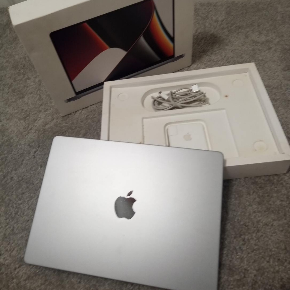 MACBOOK PRO - Picture 3 of 4